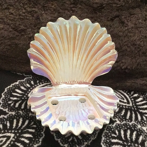 Bath & Body Works Other - Bath and body works iridescent seashell clamshell soap holder.